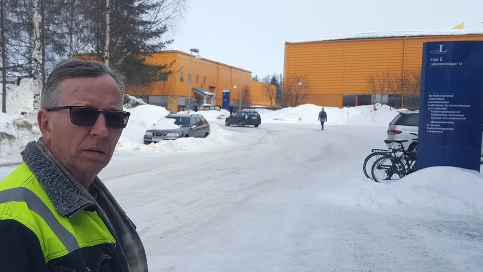 Dåligt läge. En bil som står alldeles bakom en sväng vid laboratorievägen/gegränd på universitetsområdet har retat upp många. Tommy Nilsson, som jobbar i närheten, undrar varför bilen inte flyttas eftersom den står trafikfarligt.
