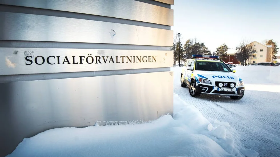 Stängt. Besökare möts av en lapp på dörren. Förvaltningen är stängd efter hot.
