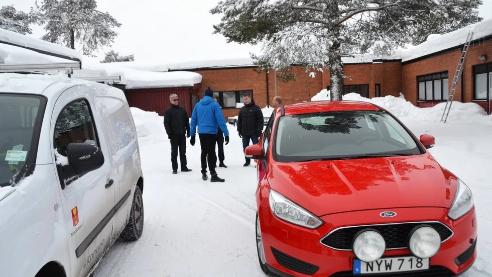 FÖRETRÄDARE FÖR KOMMUNEN. Samlade utanför skolan, en stund efter takraset.