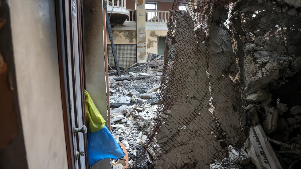 En sönderbombad teater i Mariupol. Hur påverkas barnen av krigets vansinne, frågar sig Heide Krönlein som själv har hemska minnen från andra världskrigets Tyskland.   