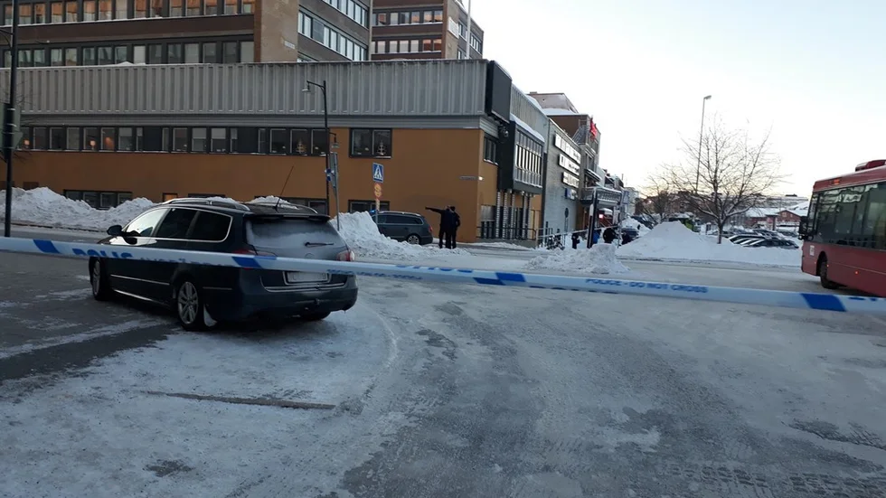 "Granaten" låg placerad längs väggen vid Strand Galleria.