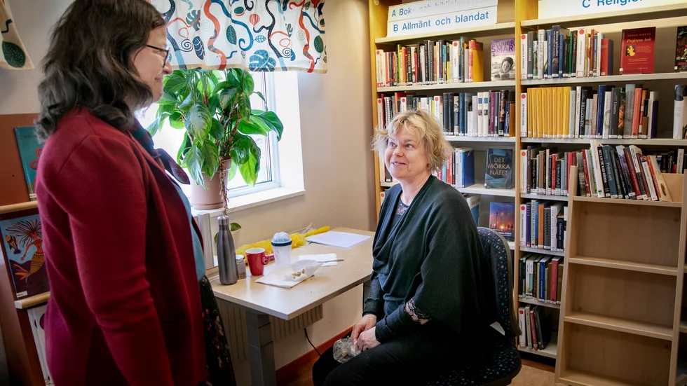 Anna Ekström tittade bland annat in i biblioteket vid vuxenutbildningen i Visby, mitt i bilbliotekarien Helene Mikui Linds fikastund.