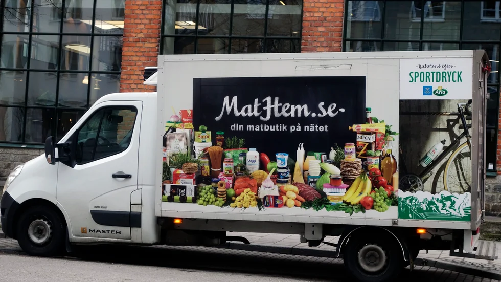 Kersti Arvidsson undrar varför Nyköpings kommun tagit beslutet att hemtjänstpersonalen ska beställa mat från Mathem i stället för att gynna lokala butiker.
