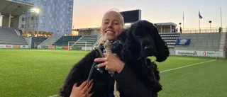 Här myser LFC:s måldrottning med målvaktens hund