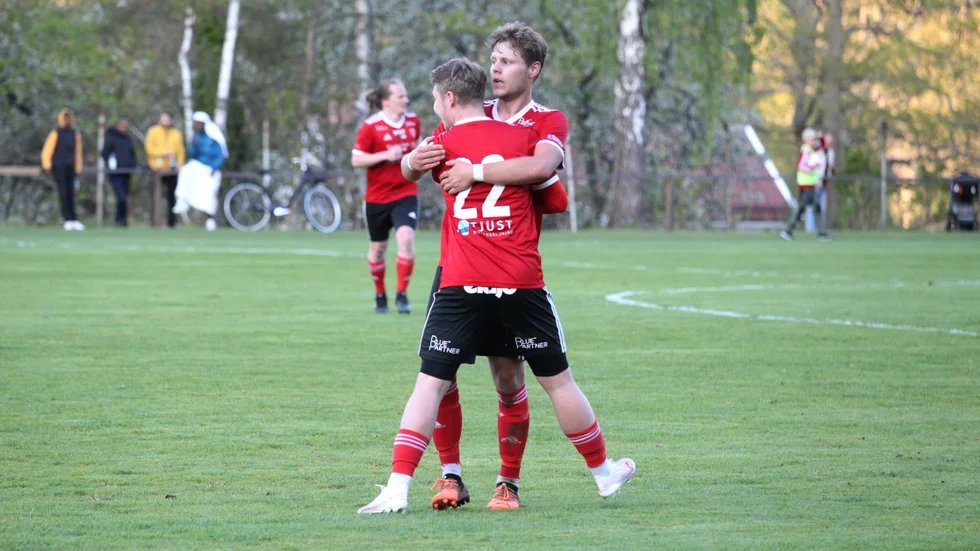 Albin Juthe jublar tillsammans med Jakob Eriksson efter 1-0-målet.