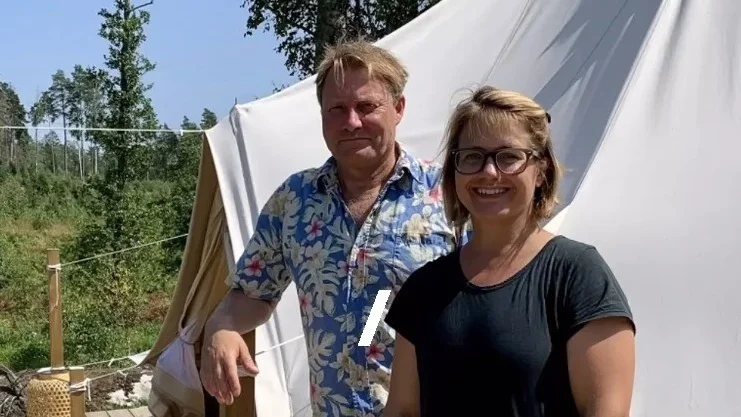 Sedan 2020 driver Lova Sima och Tobias Dagöö besöksverksamhet på den egna gården, där paret placerat fyra glampingtält med utsikt över Gisesjön.