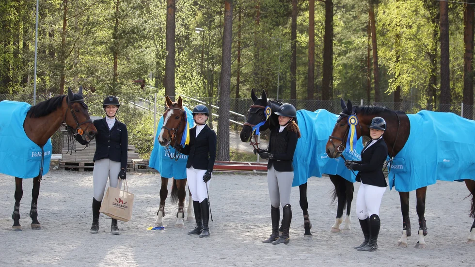 Piteå Ridklubb med Wilma Marklund, Nina Backman, Liv Dagertun och Emilia Lindmark är ett av femton lag i dagens SM-semifinal i Strömsholm.