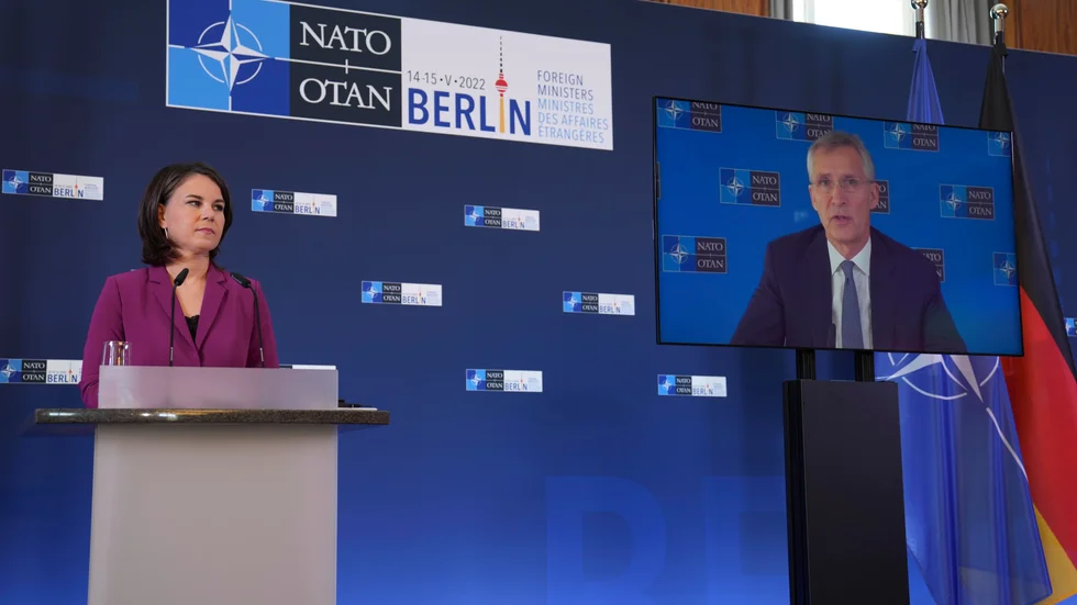 Tysklands utrikesminister Annalena Baerbock och Natos generalsekreterare Jens Stoltenberg (på länk från Bryssel) vid söndagens presskonferens i Berlin.