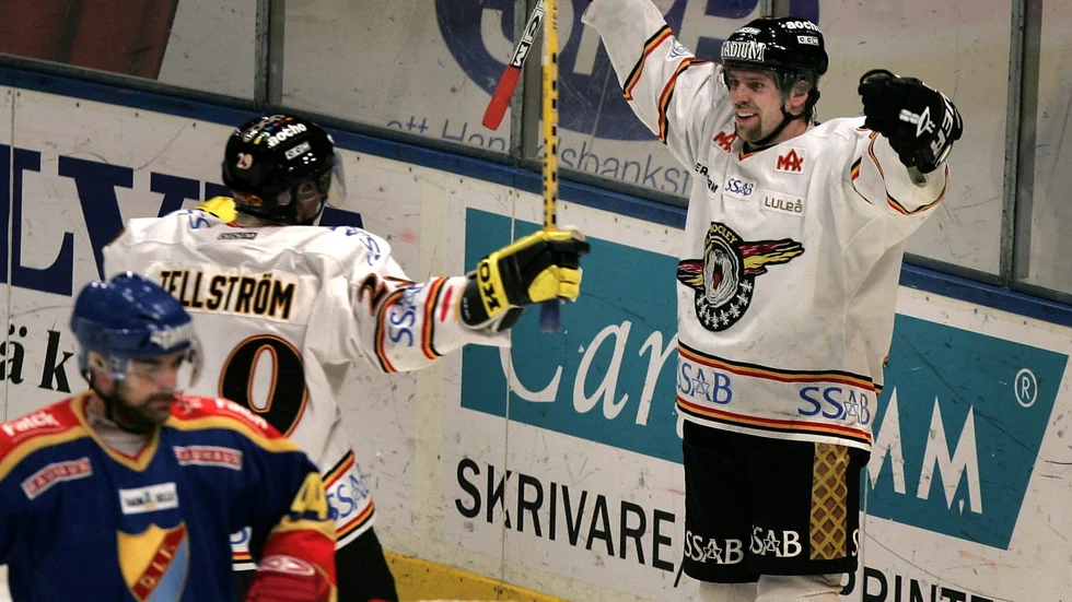 Tomas Holmström firar ett mål under lockoutsäsongen 2004/2005.