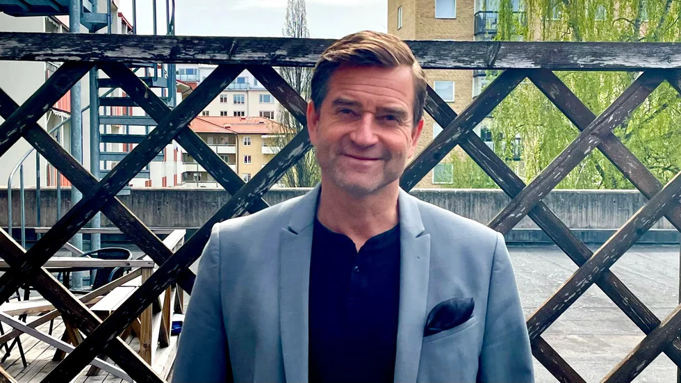 Ordförande i Uppsala Fotbollsallians, Mattias Sjunnesson, förklarar hur det går till att rangordna lag inför fördelningen av plantider. Arkivbild.