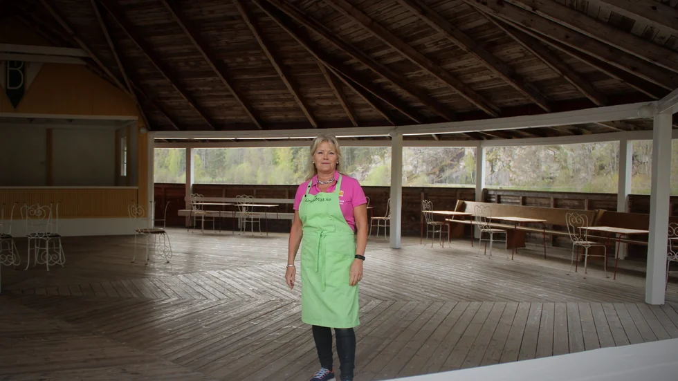 Nedanför serveringen finns en dansbana. Den tillhör inte kaféet, men det är trevligt att den finns där, tycker Susanne. Hon gillar själv att dansa. 