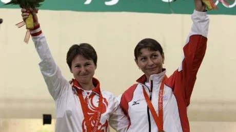 Det mest hoppfulla som hänt i OS är den stora kramen mot kriget. Ryskan Natalia Paderina och georgiskan Nino Salukvadze, som firade sina medaljer i luftpistol med att kramas på prispallen.