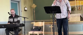 Bjöd på underhållning med sång och humor