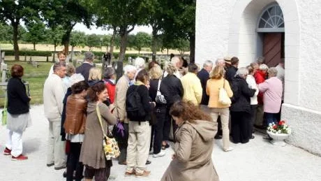 Kön var lång och det blev helt fullsatt i Fårö kyrka när Bergmanveckan startade i går eftermiddag.