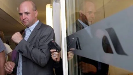 Moderata statsministern Fredrik Reinfeldt på besök på en arbetsförmedling. De som blir utan jobb i moderaternas Sverige har det tufft och olustigt, konstaterar den snart arbetslöse Ronnie G Lundin.