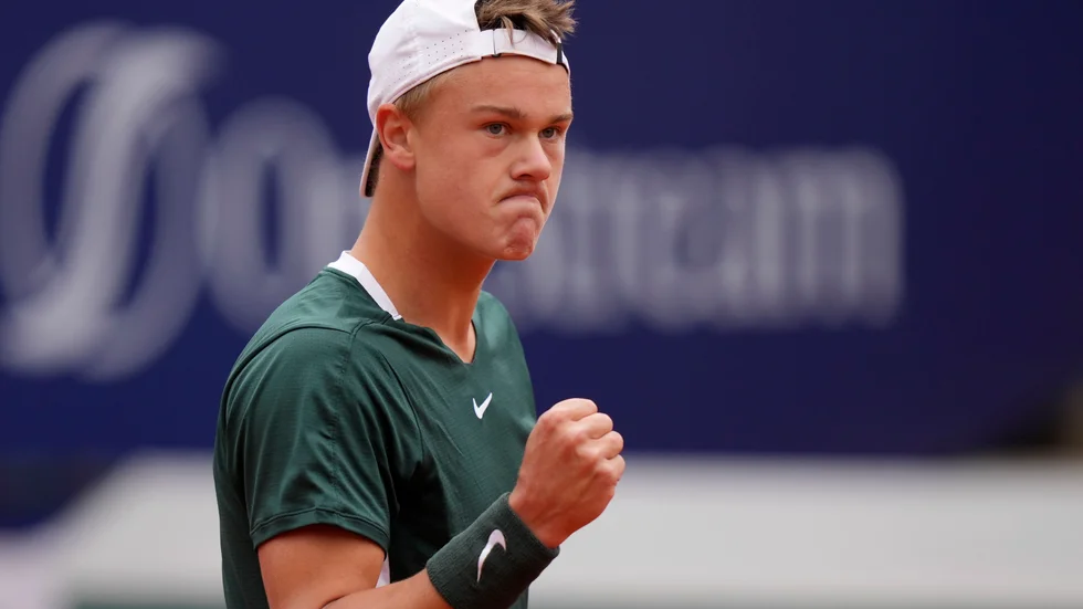 Holger Rune knyter näven efter segern mot Alexander Zverev.