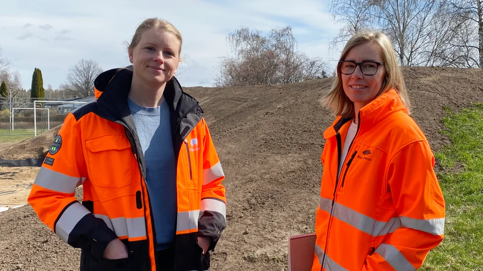 Maria Gunnarsson på projektenheten samt driftplanerare Helena Vass visar runt på den blivande, nya lekplatsen.