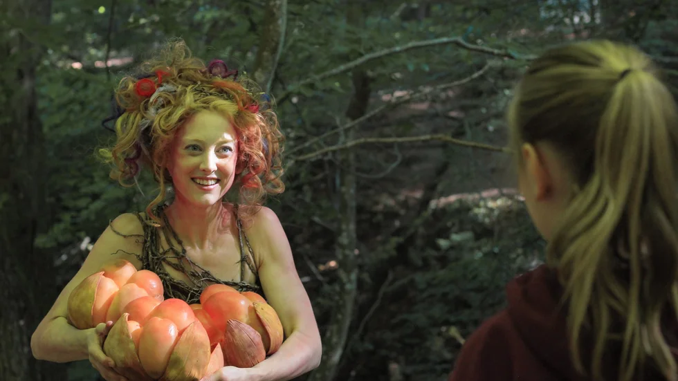 Snälla sagomonster och gulliga älvor ger färg åt den svenska barnfilmen ”Emily och den magiska resan”. Jenny Lampa, som spelar älvan Nightinglar, har även skrivit manus tillsammans med regissören Marcus Ovnell. Pressbild.