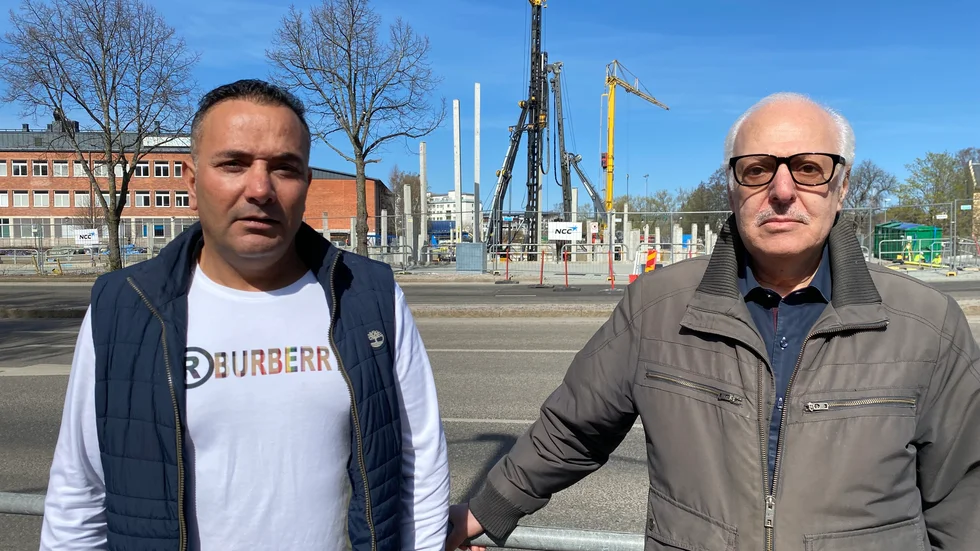 Amir Hosseini och Mohammed Assayesh har lägenheter på var sin sida om ån. Båda säger att de störs av ljudet.
"Nu när det blivit varmare vill jag öppna fönstret, och det blir hela tiden att det här ljudet kommer, tidigt på morgonen." säger Mohammed Assayesh.