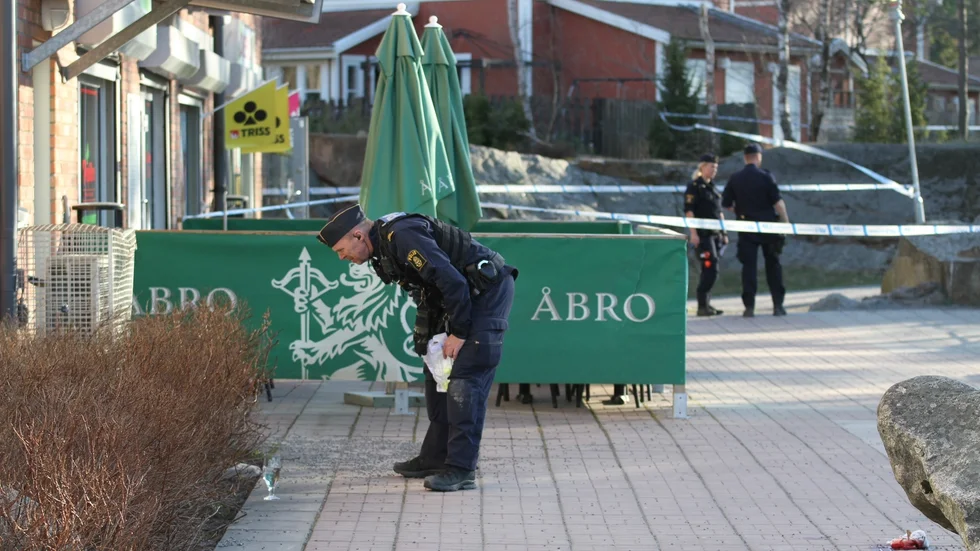 Polis på plats i Sävja, letade bland annat spår och bevismaterial i jakten på misstänkta.