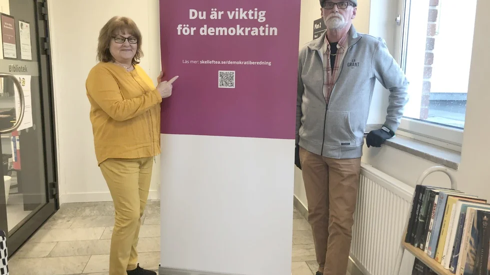 Villy Lövbom besökte demokraticafeét, där han bland annat fick diskutera digitalisering med Christina Soldan (L).