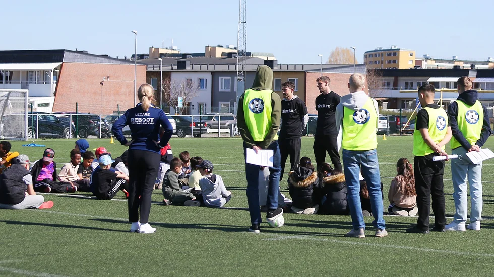 Instruktion inför Bollis på Sydvallen. Allan Borgvardt och Andreas Hadenius, som också är handledare på Reboot, berättar för barnen vad dagen ska handla om.