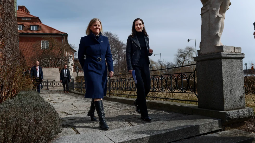 ÅT SAMMA HÅLL. De finska och svenska statsministrarna Sanna Marin och Magdalena Andersson går i takt med varandra.