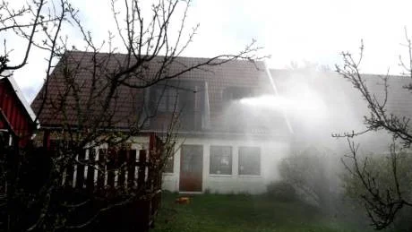 Brandmännen lyckades lämpa ut en brinnande säng från övervåningen på det här huset på Terra Nova i Visby, och undervåningen klarade sig så gott som  helt. Husägaren, som stängde in branden och larmade räddningstjänsten, fick föras till Visby lasarett med medelsvåra rökskador.