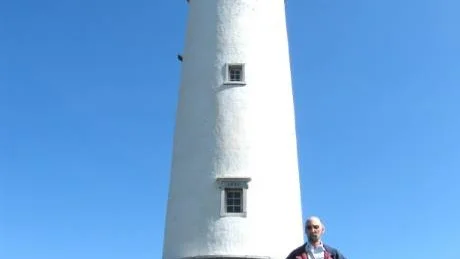 Nu är det 2009. Bengt Lindholm framför Fårö fyr i samband med helgens fyrbesök.