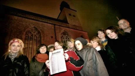 PROTEST. Rör inte Jeanne d" Arc! Ungdomarna i Visborgskyrkan rasar mot att den populära ungdomsverksamheten är hotad. En protestlista med 300 namnunderskrifter lämnades i går över till kyrkorådet.