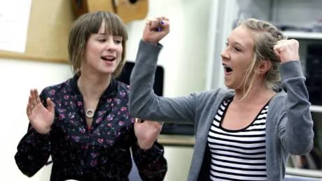 Vi känner att vi gör nytta och bidrar till en lugnare stämning på skolan, säger Mathilda Rosvall Othberg och Johanna Allqvie.