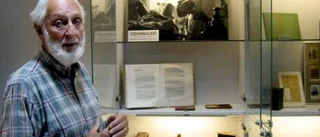 Svante Hedin visar och berättar fotots historia