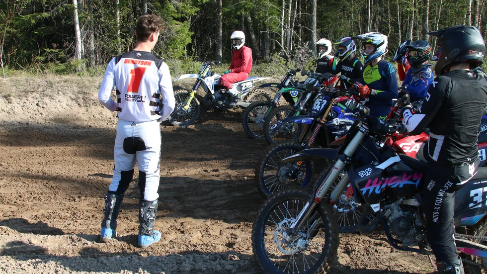Regnet stoppar förarna för att slutföra SM i motocross. 