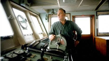 Carl-Erik Larsson från Stenkyrka styrde i nära 30 år sin NORDWEST, på senare år museibåt med allmogebåtar i lasten.