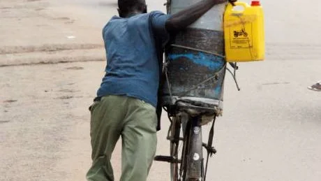 Stolt. En bonde i Kenya visar stolt upp sin plog. Foto: Jan Ekdahl