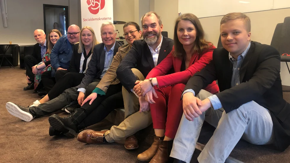 Länets nio socialdemokratiska toppolitiker ser fram emot valrörelsen. Från vänster, på regionfullmäktigelistan: Anders Öberg, Emilia Töyrä, Johannes Sundelin och Camilla Friberg. På riksdagslistan: Linus Sköld, Zara Leghissa, Fredrik Lund Sammeli, Ida Karkiainen (civilminister) och Waldermar Tapojärvi.