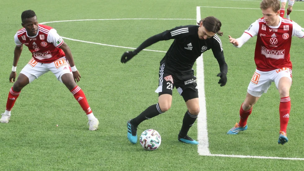 Motala AIF:s nyckelspelare Adam Bark, här borta mot Sandviken, fick känning i låren efter matchen mot Haninge. Småskador oroar i Maif.