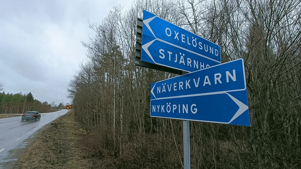 Nävekvarn blev till Näve(r)kvarn när Trafikverket satte upp en ny skylt. Nu ska den bytas.