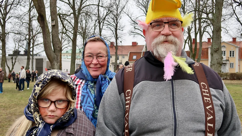 Linnea Holmberg besökte påskparaden tillsammans med sina morföräldrar Katarina och Nicklas Wenström. Hon hoppas det kommer ligga en faktabok i årets påskägg.