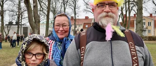 Årets påskparad lockade hundratals besökare • Gänget som gick all in: "Tycker vi kan bjuda på oss"