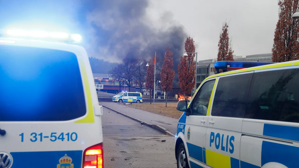 Bilar brinner på en parkering i Navestad  i Norrköping på skärtorsdagen 2022. Ett stort antal personer har dömts för brott i samband med kravallerna i stadsdelen.