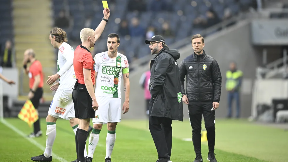 Domaren Adam Ladebäck och Varbergs tränare Joakim Persson hade olika syn på ett och annat på Friends arena.