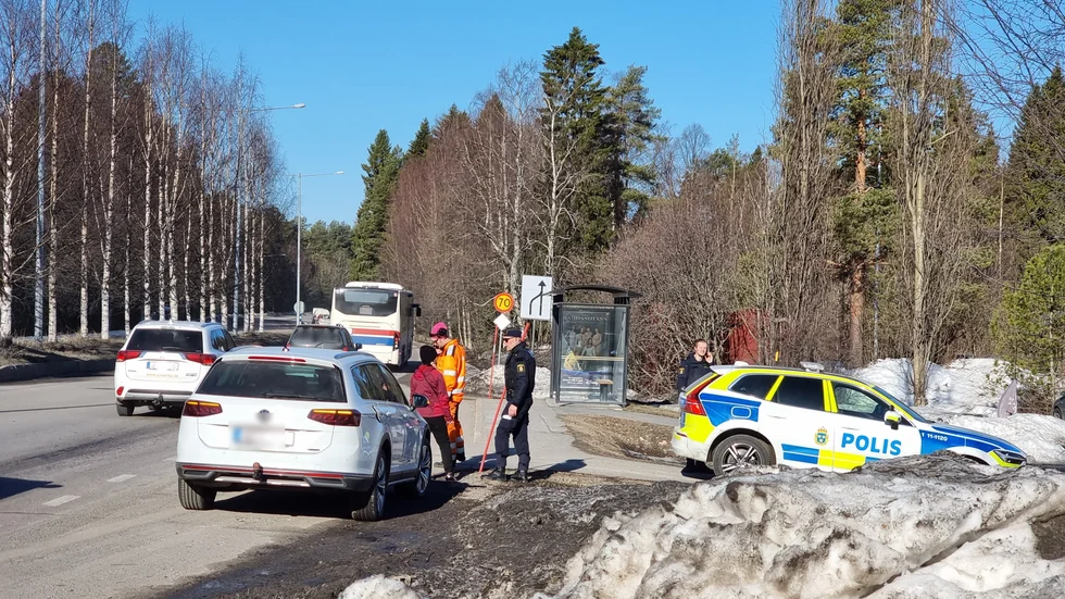 En av olycksbilarna blev stående i vägbanan efter krocken. 