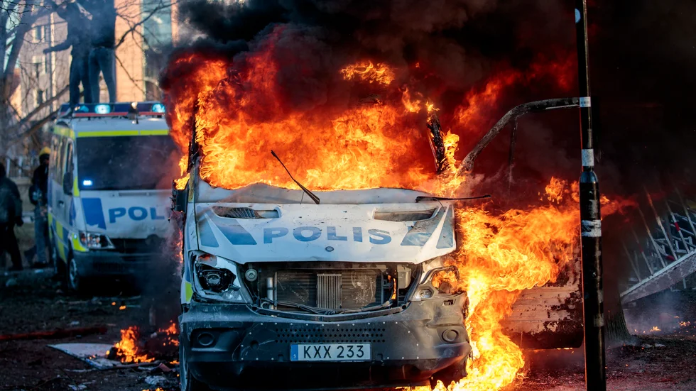 En polisbuss i brand under påskhelgens upplopp, här i Sveaparken i Örebro. Nu kommer första domen efter kravallerna i Linköping. Arkivbild.
