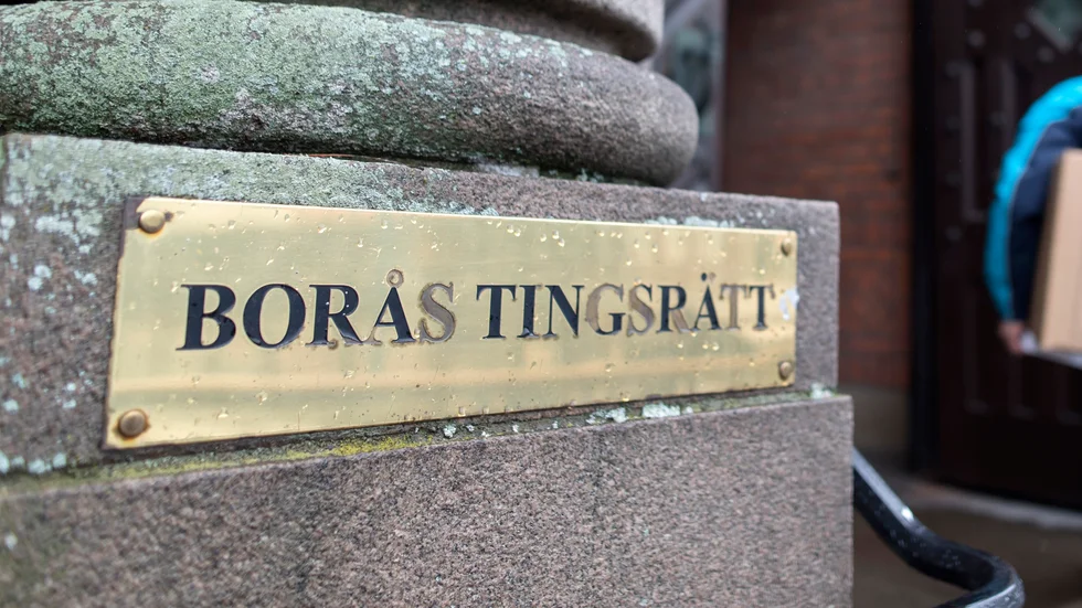 En kvinna döms till nio månaders fängelse för att hon kastade en glasflaska i huvudet på en civilklädd polis. Arkivbild.