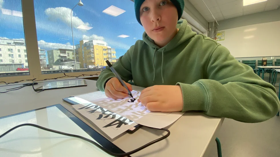 Olle Ekroth skissar på ett motiv.