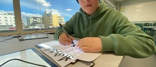 Ungdomar lär sig rita skateboardmotiv på museet – inspirerade av världskonstnären: "Häftigt"