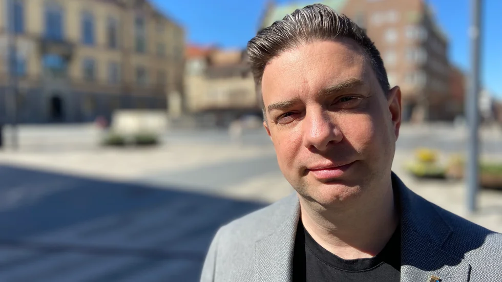 Jimmy Jansson (S) vill inte se några fler ukrainska flyktingar i Eskilstuna. Han säger det inte i klartext men det är innebörden av hans ord.
