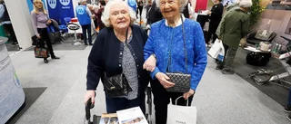 Här är Gudrun, 93, på jakt efter bridgeresa på seniormässan: "Behöver inte vara tråkigt att vara pensionär"