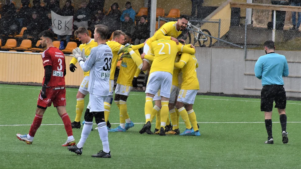 Stor glädje i Kisa BK. Här har Stephen Kigongo precis gjort 2–1. Ett mål som också skulle visa sig bli segermålet.